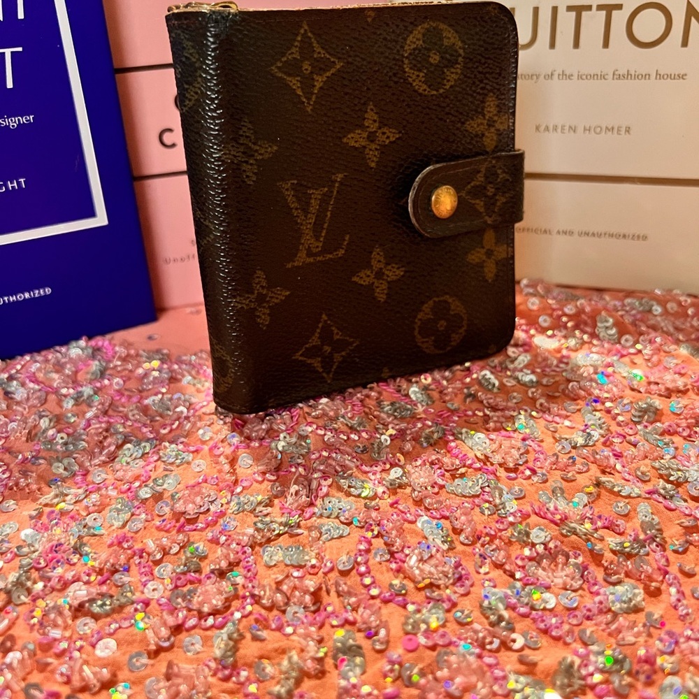 Louis Vuitton Compact Zippé wallet in the classic Monogram canvas EUC